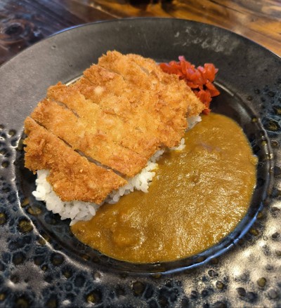 ข้าวหน้าหมูทอด ซอสแกงกะหรี่