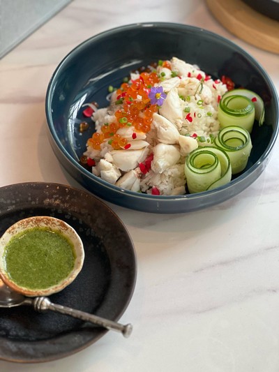 ข้าวขยำปูสมุนไพร ไข่ปลาแซลมอน