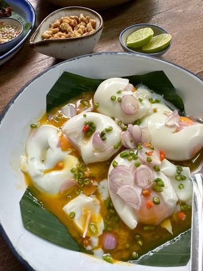 ยำไข่ตานีกากหมู