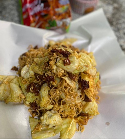 มาม่าผัดไข่พิเศษ (หน้าร้าน60)