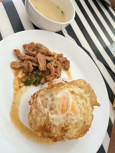 ข้าวกระเพราหมูชิ้น ไข่ดาว