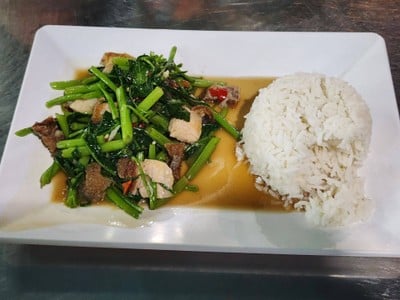 ผัดผักบุ้งหมูกรอบราดข้าว
