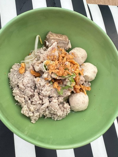 อาหารชุด เส้นหมี่แห้ง จะมีเครื่องดื่มและไอศครีมด้วย