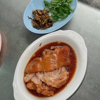 ขาหมูเจริญแสงสีลม สีลม