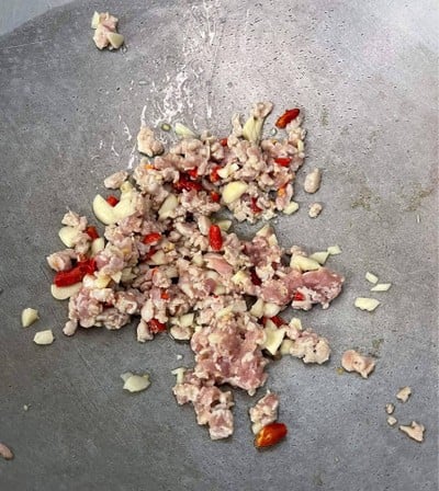 วิธีทำ ผัดผักบุ้งหมูสับ 