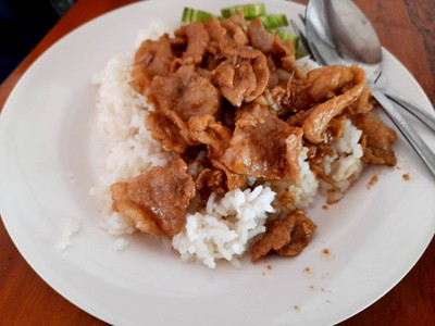 ข้าวหมูทอดกระเทียม