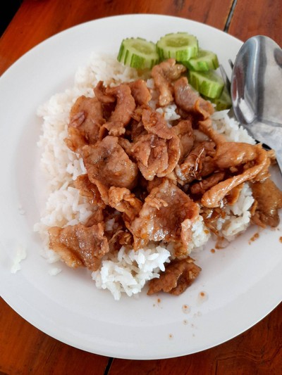 ข้าวหมูทอดกระเทียม