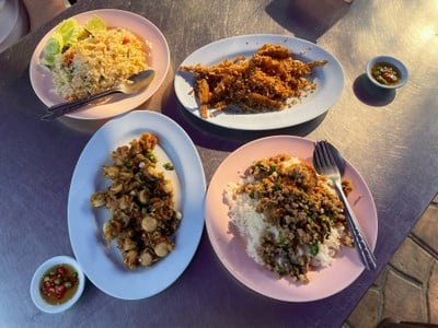 ร้านป้อมกินแล้วรวย -