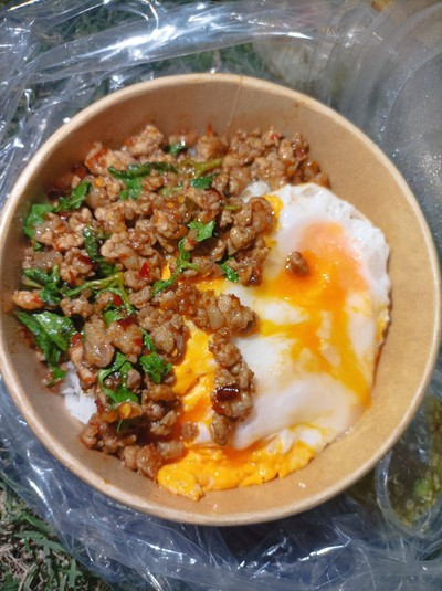 เมนูของร้าน กะเพรายืนกิน