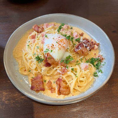 สปาเก็ตตี้คาโบนาร่าซอสพริกศรีราชาไข่ออนเซ็นเบคอนกรอบ