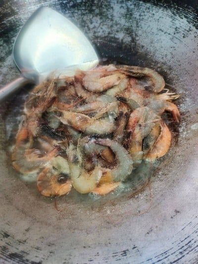 วิธีทำ กุ้งคั่วเกลือ วิธีทำ กุ้งคั่วเกลือ