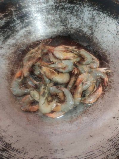 วิธีทำ กุ้งคั่วเกลือ วิธีทำ กุ้งคั่วเกลือ
