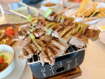 ยากิโทริเนื้อ เสิร์ฟพร้อมไข่ดิบและซอส