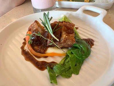หมูกรอบกับซอสมัสตาร์ด