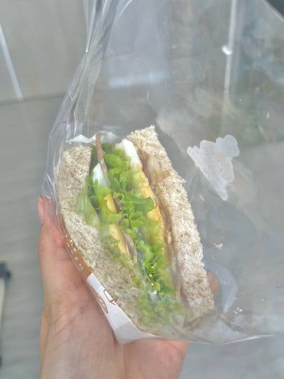 แซนวิชโฮลวีตไข่ดาวเบคอน
