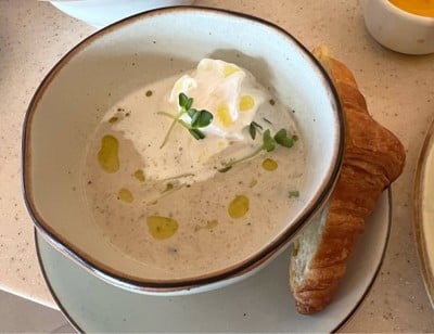 ซุปเห็ดทรัฟเฟิลเสิร์ฟกับขนมปังครัวซอง