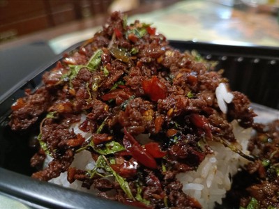ข้าวกะเพราเนื้อ