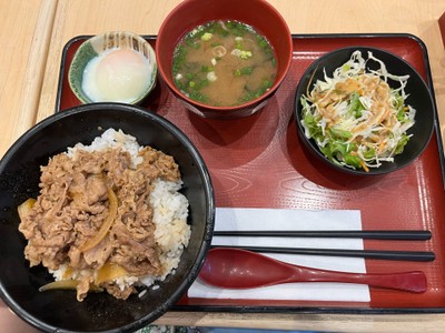 ข้าวหน้าเนื้อไข่ออนเซ็นและชุดสลัด