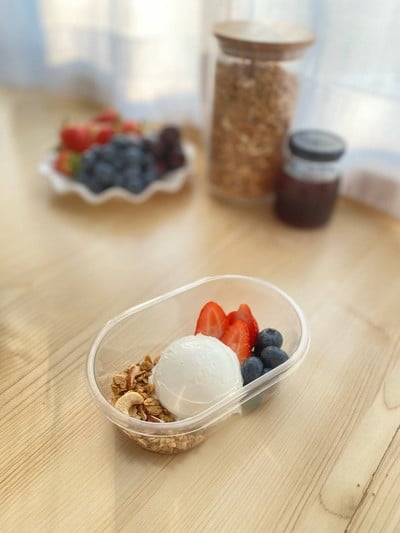 greek yogurt (สตรอว์เบอร์รี่+บลูเบอร์รี่)