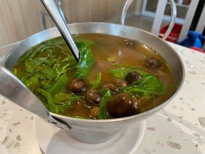 แกงลาวเห็ดเผาะผักหวาน