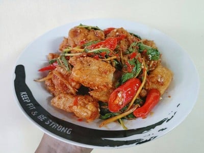 ปลาดอลลี่ทอดกรอบผัดฉ่า