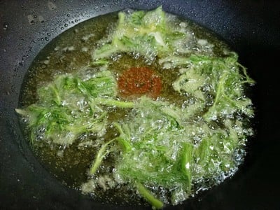 วิธีทำ ยำผักบุ้งกรอบ