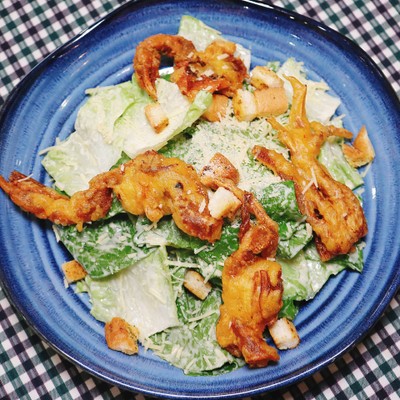 สลัดผักคอสกับปูนิ่มทอดกรอบ