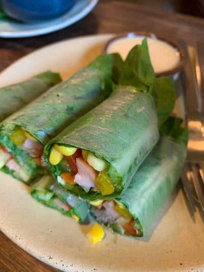 สลัดโรลหมูย่าง