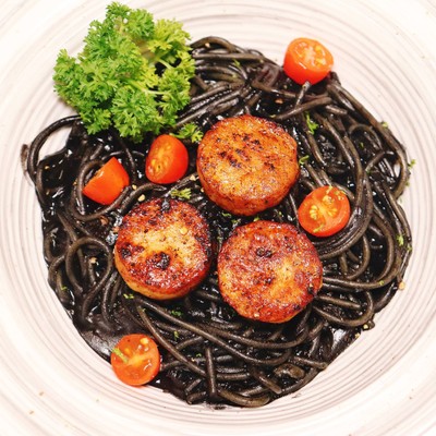 พาสต้าซอสหมึกดําหอยเชลล์