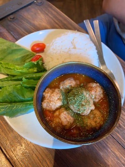 ข้าวหมูปั้นก้อนสมุนไพรในซอสน้ำพริกอ่อง