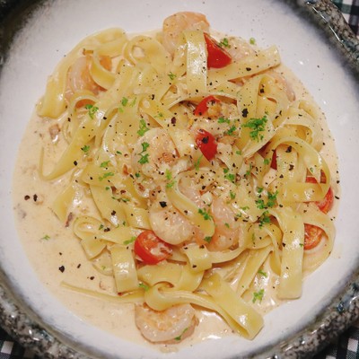 ครีมพาสต้ากุ้งกระเทียมมะเขือเทศ