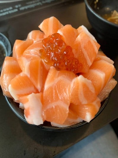 ข้าวหน้าแซลม่อน
