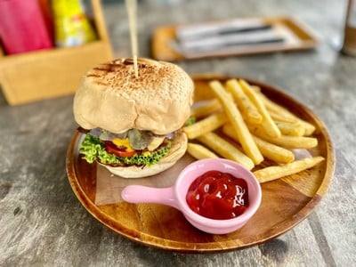 🍔 Beef Burger. (Price 129 Baht.)