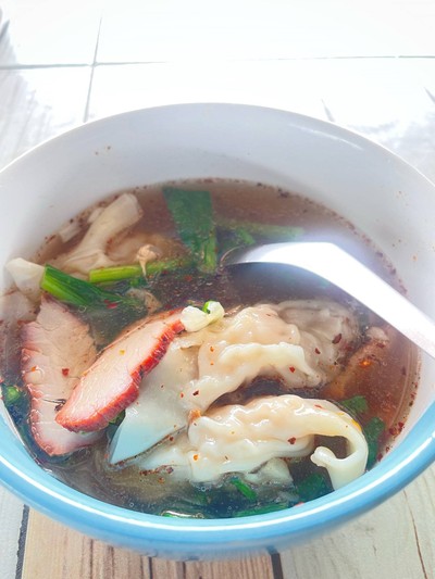 เกี๊ยวกุ้งยักษ์หมูแดง