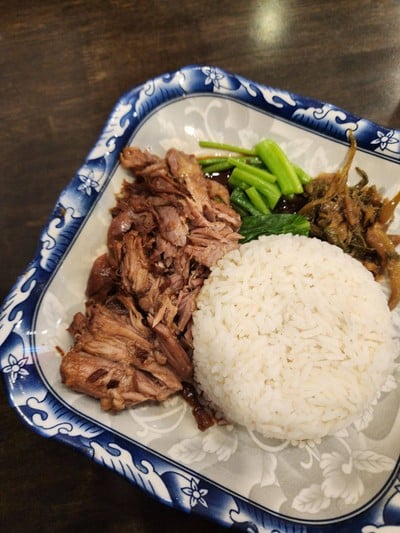 จันทน์เจริญ ข้าวขาหมูและก๋วยเตี๋ยวไก่ ถนนจันทน์