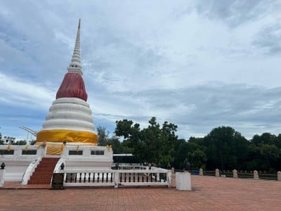 ศูนย์การเรียนรู้ป่าชายเลน พระเจดีย์กลางน้ำ