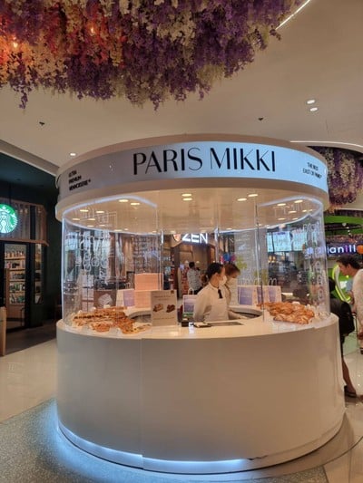 Paris Mikki Robinson Ratchapruek (Pop Up)