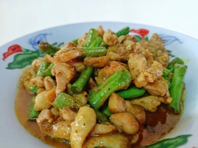 ไก่ผัดพริกแกงใต้