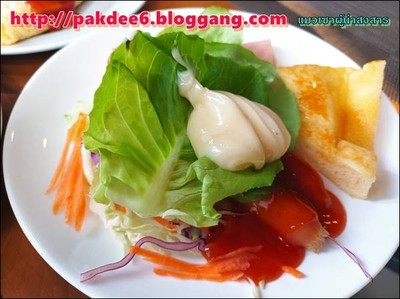 สลัดผักรวมกับไส้กรอก/แฮม
