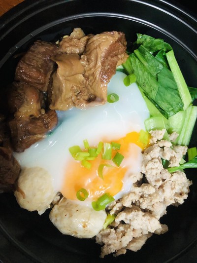 ก๋วยเตี๋ยวเส้นคลุกยำซอสเลิศรส