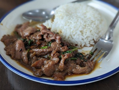 ข้าวเนื้อผัดน้ำมันหอย