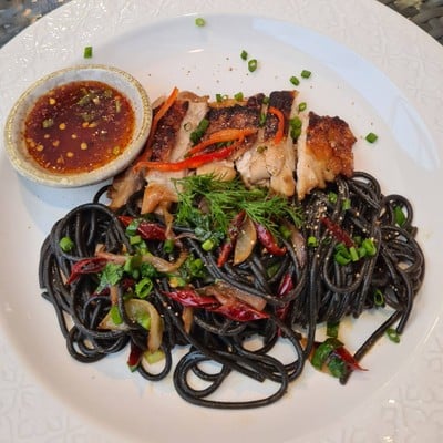 สปาเก็ตตี้เส้นดำผัดแจ่วไก่ย่าง