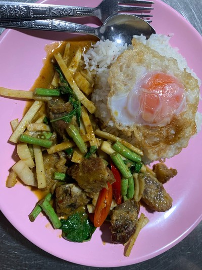 ข้าวราดเครื่องแกงหมูกรอบ