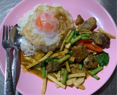 ข้าวราดเครื่องแกงหมูกรอบ