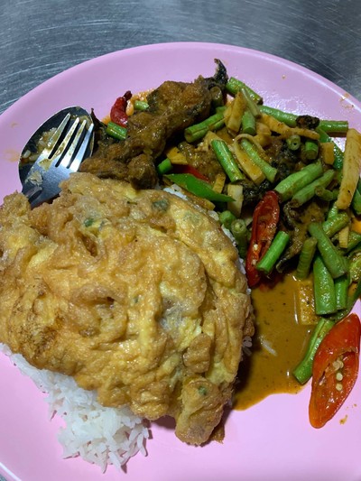 ข้าวราดเครื่องแกงปลาดุก