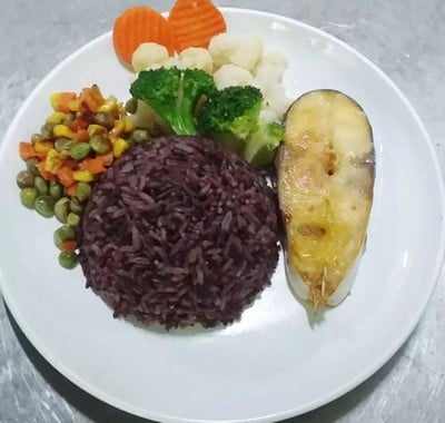 ข้าวไรซ์เบอร์รี่าย่าง ผัดผักรวม ผักลวก