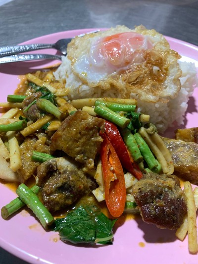 ข้าวราดเครื่องแกงหมูกรอบ
