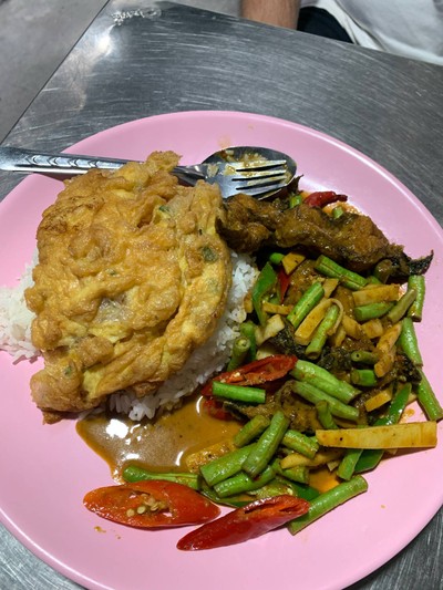 ข้าวราดเครื่องแกงปลาดุก