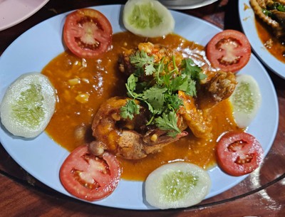 กุ้งทอดกระเทียมราดซอส
