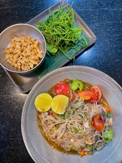 เผ็ดเผ็ด เผ็ดเผ็ด บิสโทร